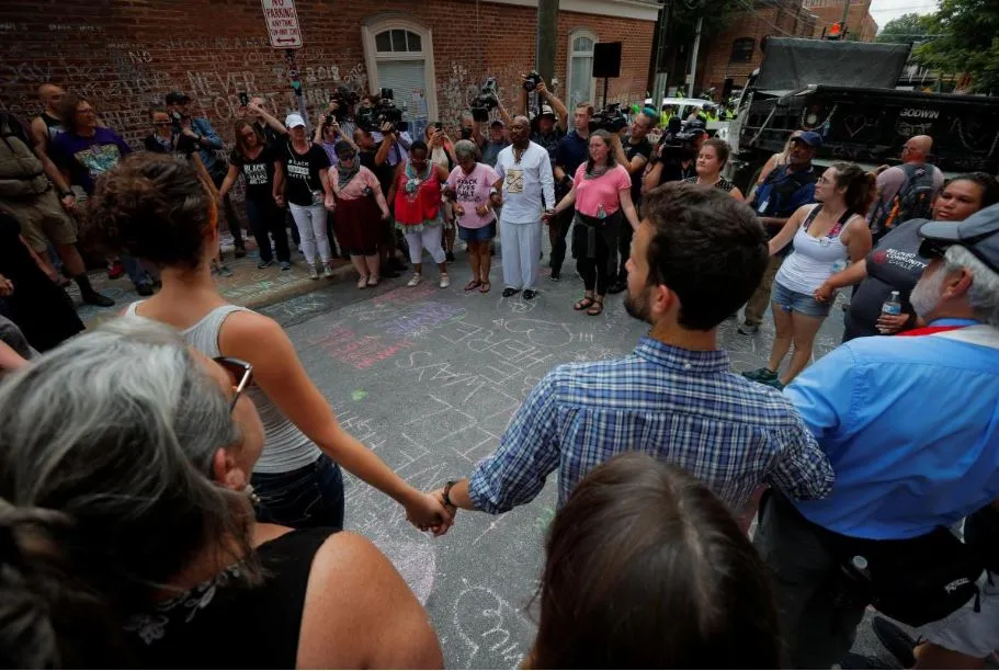 Người biểu tình phản đối phân biệt chủng tộc tập trung tại địa điểm một phụ nữ bị một người đàn ông da trắng tông xe chết một năm trước trong biểu tình bạo lực ở Charlottesville. Ảnh: REUTERS