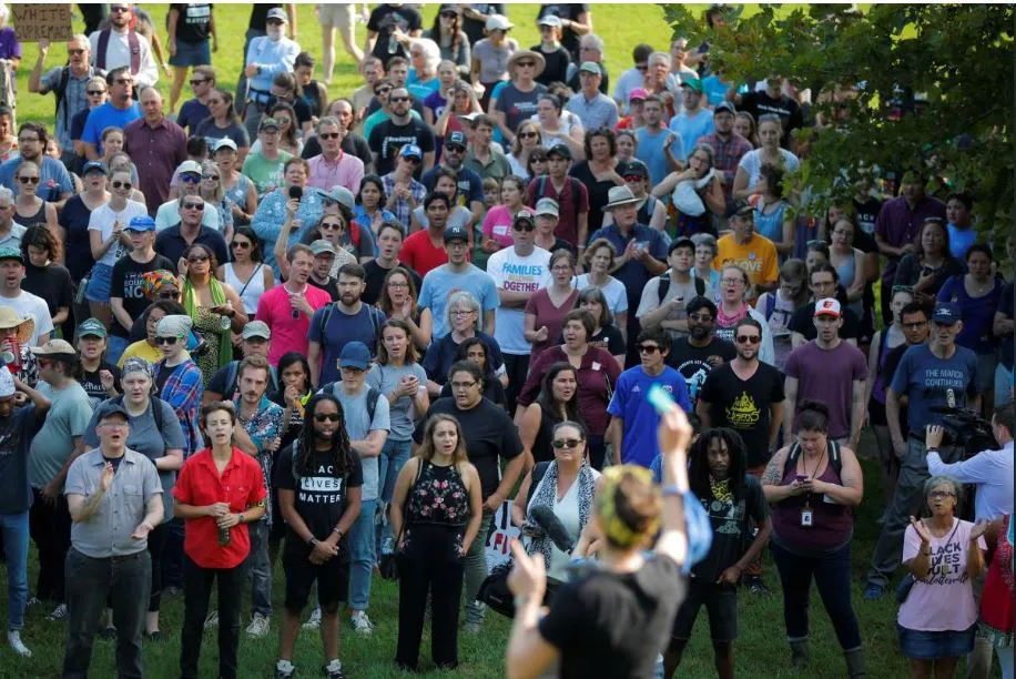 Các nhà hoạt động xã hội và người dân Virginia tưởng niệm một năm sự kiện biểu tình bạo lực ở Charlottesville. Ảnh: REUTERS