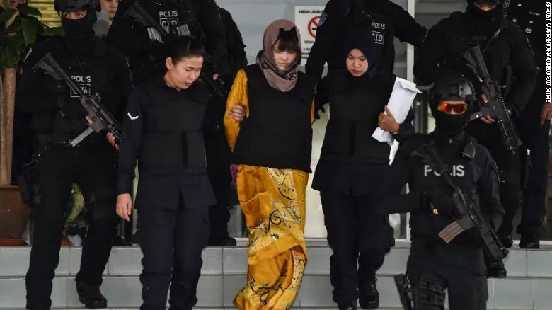 Bị cáo Đoàn Thị Hương được hộ tống đến tòa sáng nay 16-8. Ảnh: REUTERS