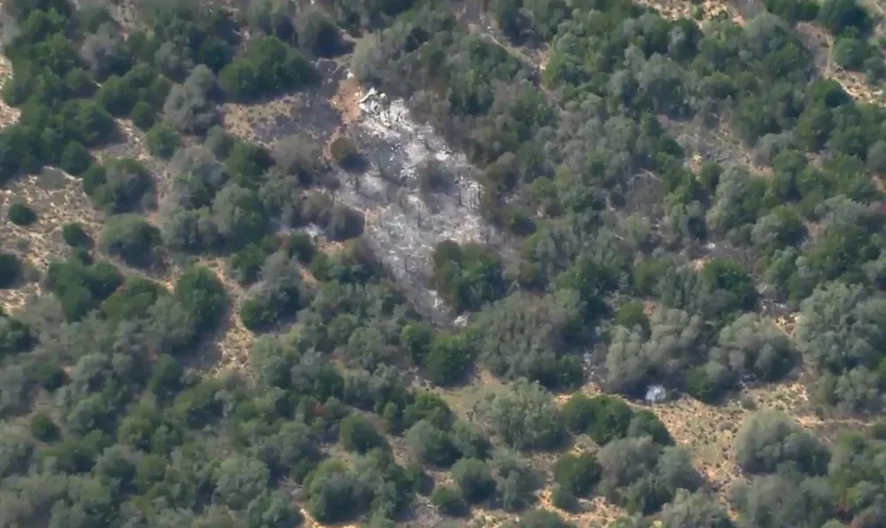 Chiếc máy bay quân sự T-38 Talon rơi ở một vùng đồi núi bang Oklahoma (Mỹ) chiều 17-8. Ảnh: KWTV News