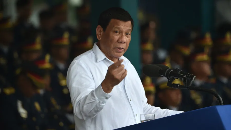 Tổng thống Philippines Rodrigo Duterte phản pháo mạnh chuyện Mỹ cảnh cáo mình không mua vũ khí Nga. Ảnh: AFP