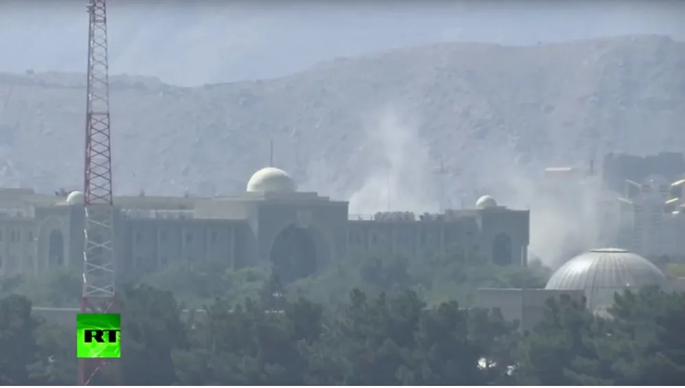 Dinh tổng thống Afghanistan và khu ngoại giao ở Kabul hứng hơn chục tên lửa. Ảnh: chụp màn hình từ RT