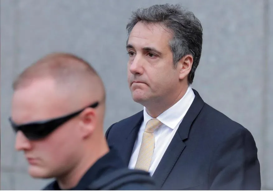 Ông Michael Cohen (phải) rời tòa án liên bang ở Manhattan, New York (Mỹ) ngày 21-8. Ảnh: REUTERS