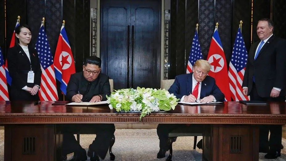 Tổng thống Mỹ Donald Trump (ngồi, phải) và lãnh đạo Triều Tiên Kim Jong-un (ngồi, trái) trong cuộc họp thượng đỉnh ngày 12-6 tại Singapore. Ảnh: GETTY IMAGES