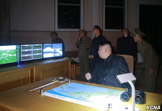 Lãnh đạo Triều Tiên Kim Jong-un quan sát vụ thử tên lửa đạn đạo liên lục địa Hwasong-14 đêm 28-7-2017. Ảnh: KCNA