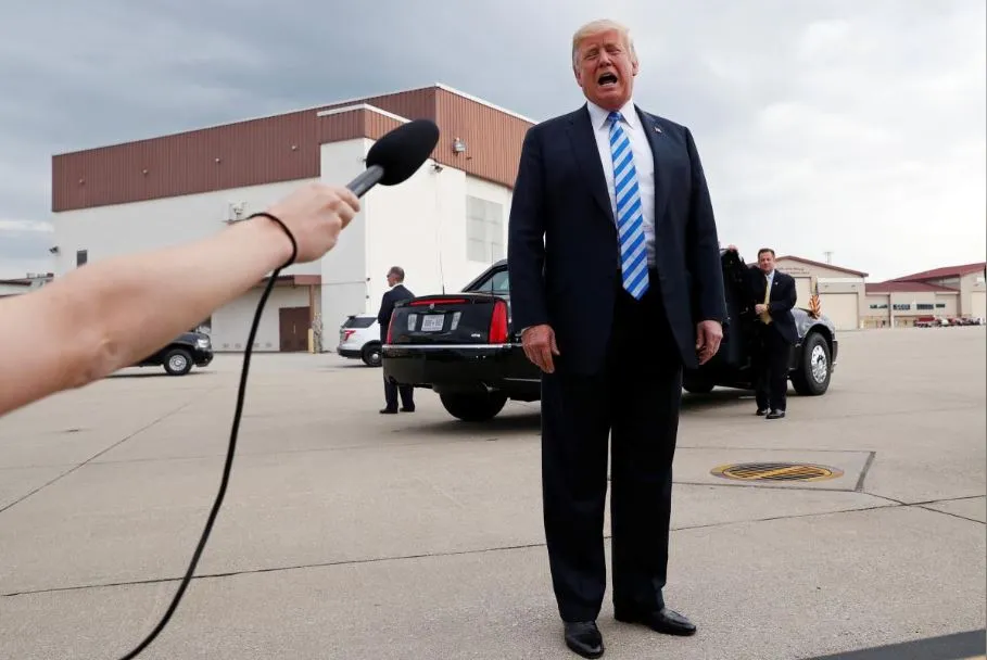 Ông Trump phân trần với báo chí về chuyện không liên can đến các tội danh của ông Manafort, ngày 21-8. Ảnh: REUTERS