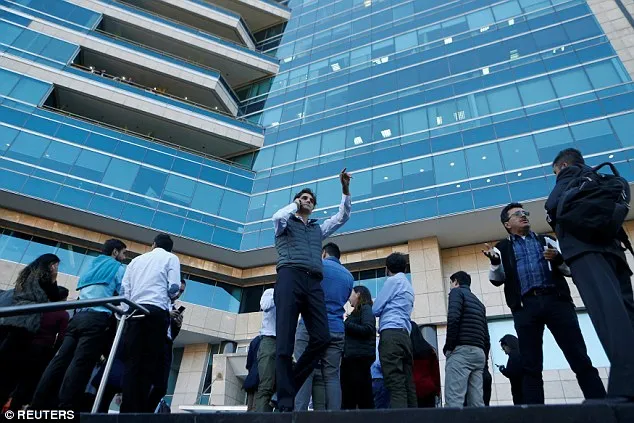 Dân Colombia cũng đổ ra đường sau động đất ở Venezuela. Ảnh: REUTERS