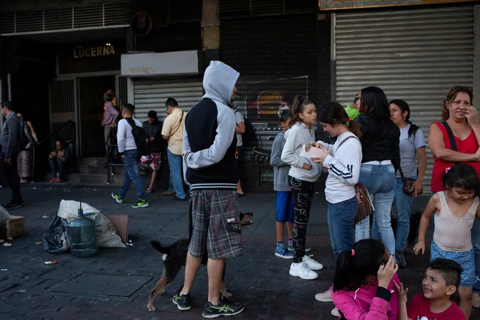 Dân thủ đô Caracas (Venezuela) chạy đổ ra đường sau động đất. Ảnh: REUTERS