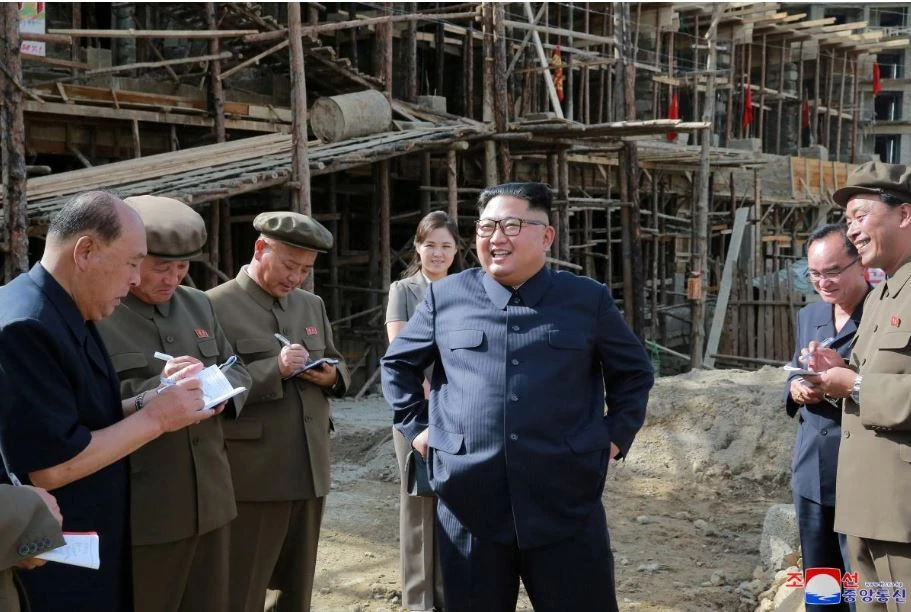 Lãnh đạo Triều Tiên Kim Jong-un (giữa) và phu nhân Ri Sol-ju (phía sau) thị sát một công trình xây dựng ở huyện Samjiyon, tỉnh Ryanggang (Triều Tiên). Ảnh: KCNA công bố ngày 18-8
