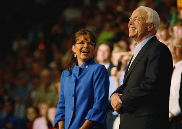 Bức ảnh được bà Sarah Palin, cựu thống đốc bang Alaska, người từng được ông McCain chọn làm phó tướng của mình trong cuộc chạy đua tổng thống Mỹ 2008 đưa lên Twitter kêu gọi cầu nguyện cho vị nghị sĩ lão thành này. Ảnh: TWITTER