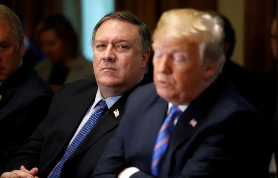 Ngoại trưởng Mỹ Mike Pompeo (giữa) và Tổng thống Mỹ Donald Trump (phải) trong một cuộc họp nội các tại Nhà Trắng. Ảnh: REUTERS