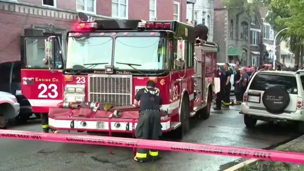 Một lính cứu hỏa bị thương khi chữa cháy. Ảnh: FOX NEWS