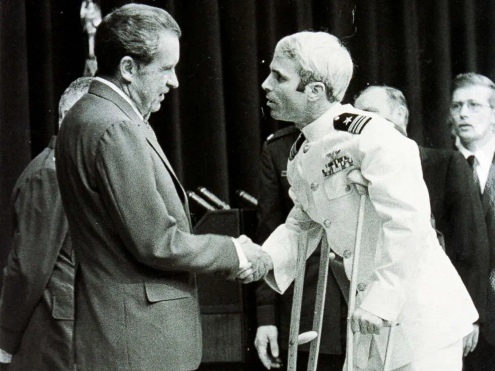 Cựu binh John McCain (chống gậy) gặp Tổng thống Mỹ Richard Nixon ngày 25-5-1973, hơn 2 tháng sau khi từ Việt Nam về Mỹ. Ảnh: GETTY IMAGES