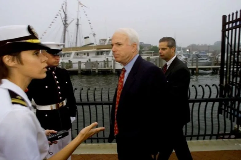 Thượng nghị sĩ John McCain (thứ hai từ phải sang) trong lần trở về Học viện Hải quân Mỹ ở TP Annapolis, bang Maryland (Mỹ) ngày 27-9-1999. Ảnh: REUTERS