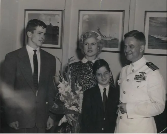 Chàng thiếu niên 16 tuổi John McCain (trái) cùng mẹ, em trai và bố năm 1951. Ảnh: AP 