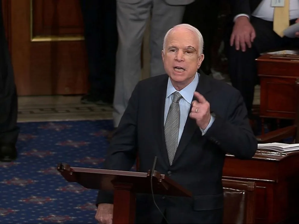 Thượng nghị sĩ John McCain trở lại Thượng viện làm việc ngày 25-7-2017, với vết mổ còn mới phía trên mắt, chỉ vài ngày sau khi biết mình bị ung thư não. Ảnh: REUTERS