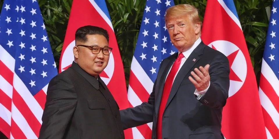 Tổng thống Mỹ Donald Trump (bên phải) gặp lãnh đạo Triều Tiên Kim Jong-un tại Singapore ngày 12-6-2018. Ảnh: THE STRAITS TIMES