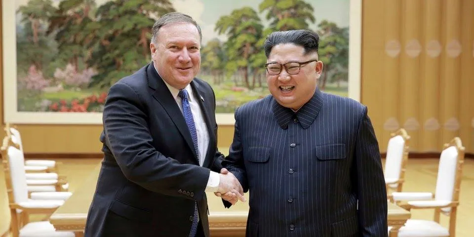 Ngoại trưởng Mỹ Mike Pompeo (trái) gặp lãnh đạo Triều Tiên Kim Jong-un trong chuyến thăm Triều Tiên ngày 9-5-2018. Ảnh: REUTERS