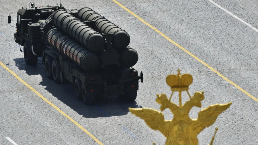 Hệ thống tên lửa phòng thủ S-400 của Nga. Ảnh: REUTERS
