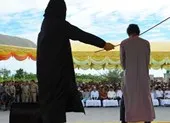Indonesia: Người đồng tính quan hệ bị phạt đánh 100 roi