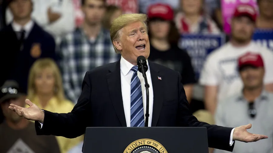 Tổng thống Mỹ Donald Trump vừa đe dọa thêm gói thuế quan đánh lên 267 tỉ đô hàng Trung Quốc. Ảnh: REUTERS