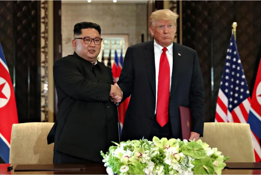 Tổng thống Mỹ Donald Trump (phải) và lãnh đạo Triều Tiên Kim Jong-un sau buổi ký tuyên bố chung tại cuộc gặp thượng đỉnh đầu tiên ở Singapore ngày 12-6. Ảnh: REUTERS