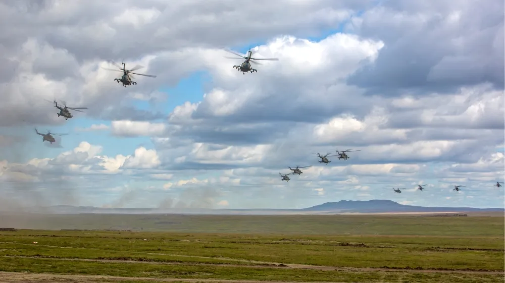Trực thăng quân sự Nga trong cuộc tập trận Vostok 2018, trên một cánh đồng ở TP Chita, đông Siberia (Nga) ngày 11-9. Ảnh: BỘ QUỐC PHÒNG NGA