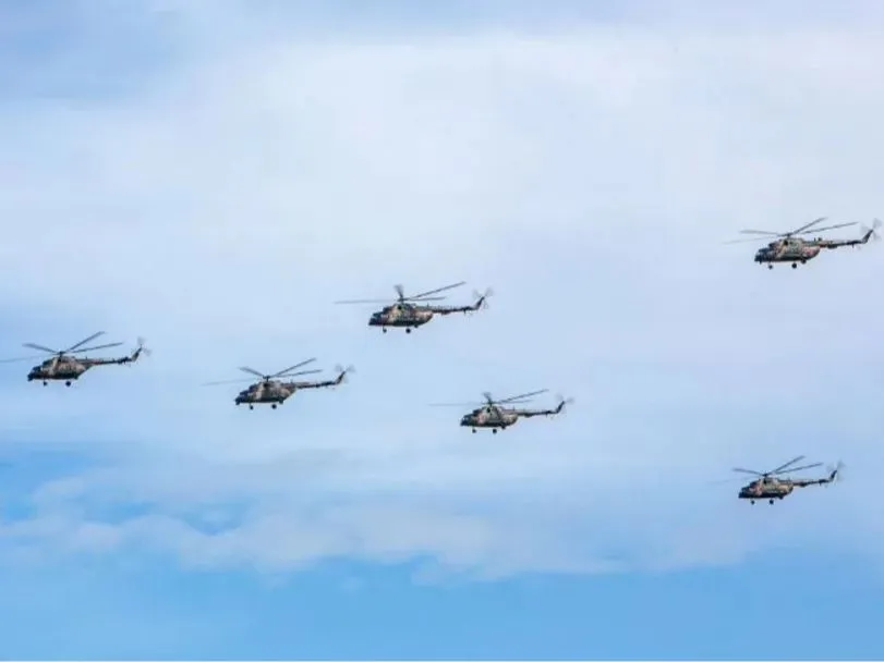 Trực thăng quân sự Nga trong cuộc tập trận Vostok 2018, trên một cánh đồng ở TP Chita, đông Siberia (Nga) ngày 11-9. Ảnh: BỘ QUỐC PHÒNG NGA