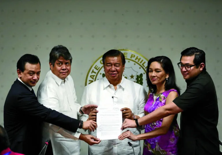 5 thượng nghị sĩ đối lập cùng kiến nghị Thượng viện xem lại việc Tổng thống Duterte thu hồi lệnh ân xá với nghị sĩ Trillanes. Ảnh: INQUIRER