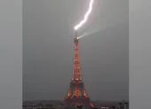 Bão cực lớn, 3 bang của Mỹ tuyên bố tình trạng khẩn cấp ảnh 5 Cảnh sét đánh vào tháp Eiffel trong cơn mưa bão lớn ở Pháp
