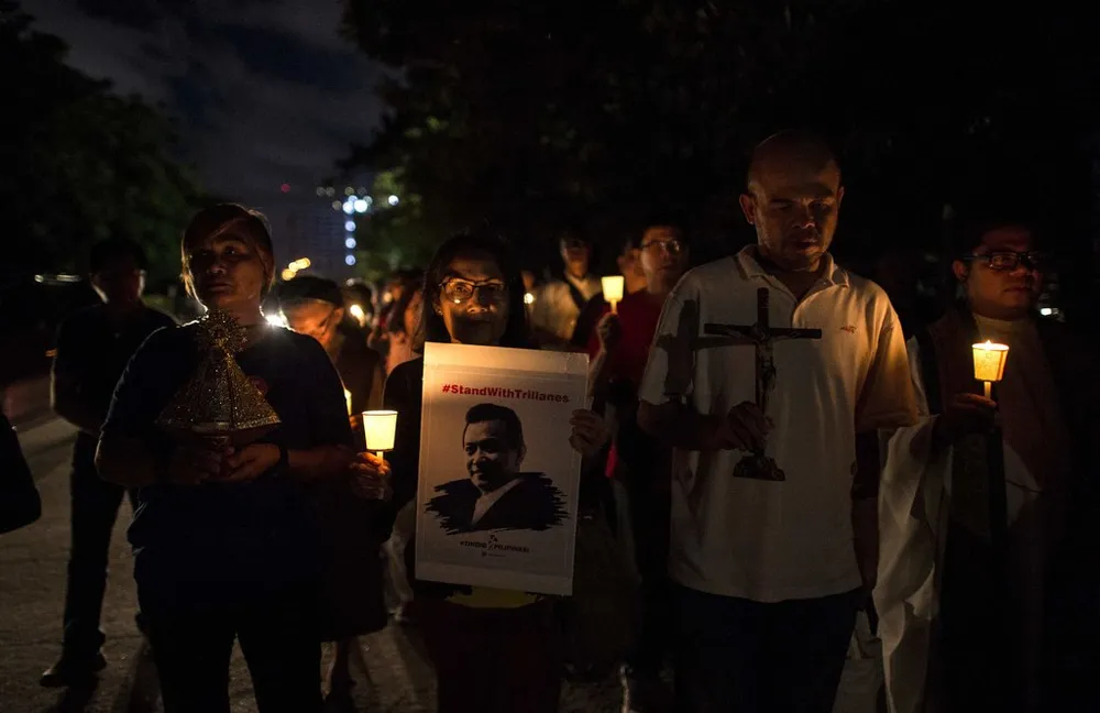 Người ủng hộ ông Trillanes tập trung trước Thượng viện ngày 9-9. Ảnh: AFP