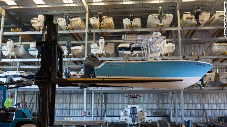 Thuyền được đưa vào tránh bão tại một nhà kho ở thị trấn Swansboro, hạt Onslow, bang North Carolina (Mỹ) ngày 12-9. Ảnh: AFP