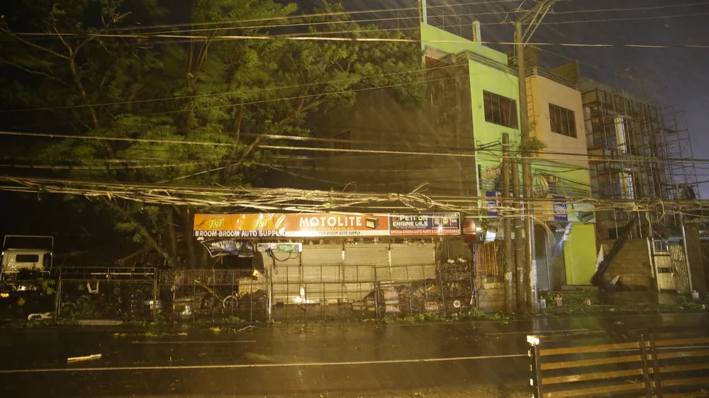 Mưa lớn và gió mạnh khi bão Mangkhut bắt đầu tiến vào tỉnh Cagayan, đảo Luzon (Philippines) ngày 15-9. Ảnh: AP