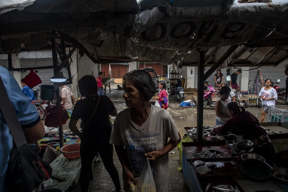 Người dân TP Tuguegarao, tỉnh Cagayan, đảo Luzon (Philippines) đến chợ mua dự trữ thực phẩm, ngày 14-9. Ảnh: GETTY IMAGES