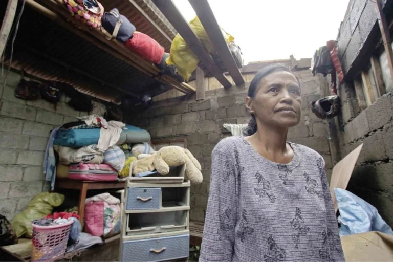 Nhà dân tốc mái vì bão Mangkhut ở TP Baggao, tỉnh Cagayan (Philippines). Ảnh: INQUIRER