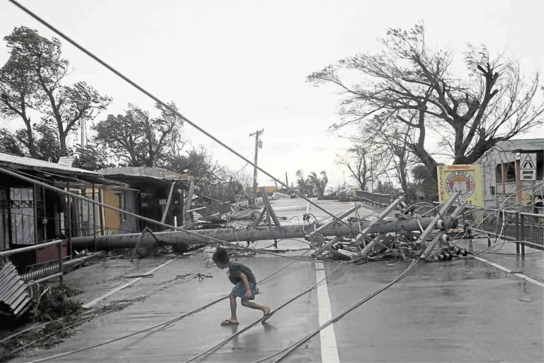 Cột điện ngã vì bão Mangkhut ở thị trấn Alcala, tỉnh Pangasinan. Ảnh: INQUIRER