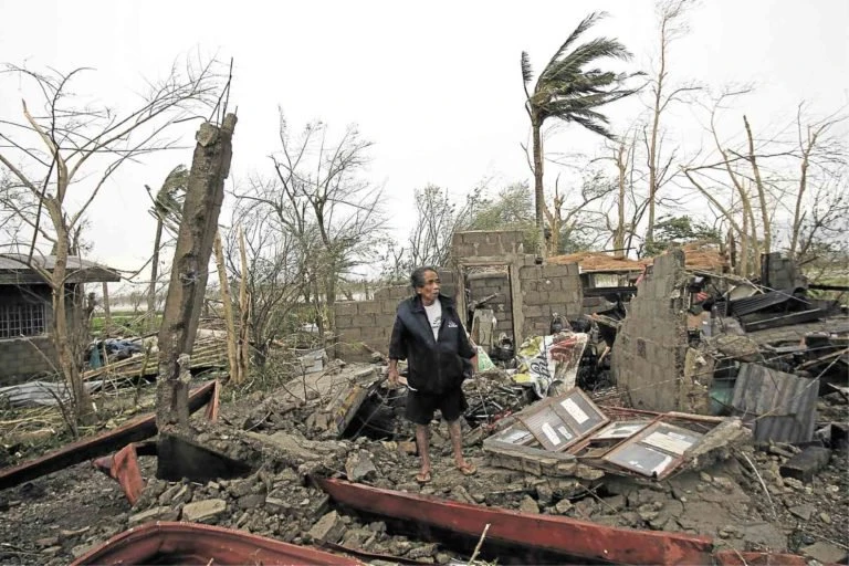 Quang cảnh tan hoang vì bão Mangkhut ở TP Baggao, tỉnh Cagayan (Philippines)