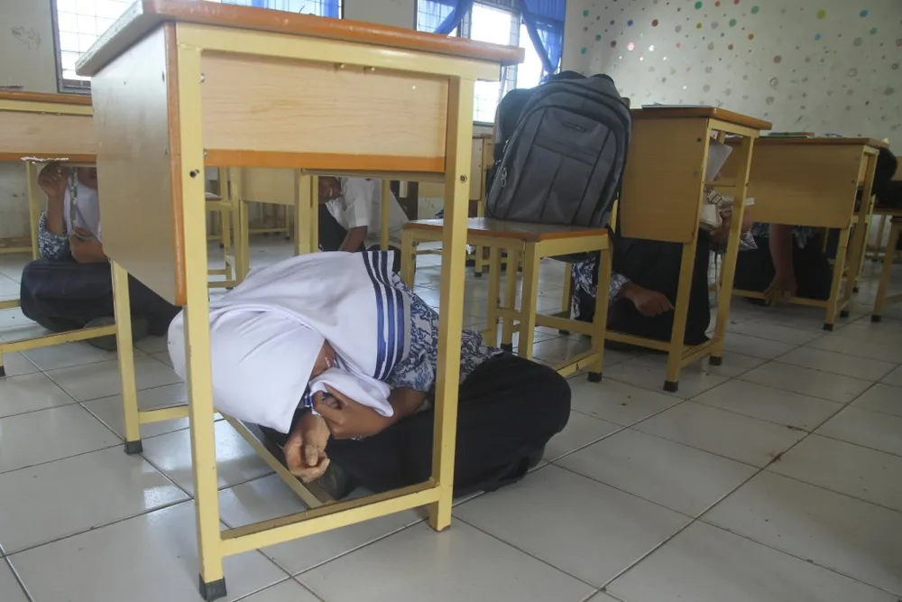 Diễn tập đối phó động đất tại một trường học ở TP Meulaboh, vùng Aceh (Indonesia) ngày 5-9. Ảnh: AFP