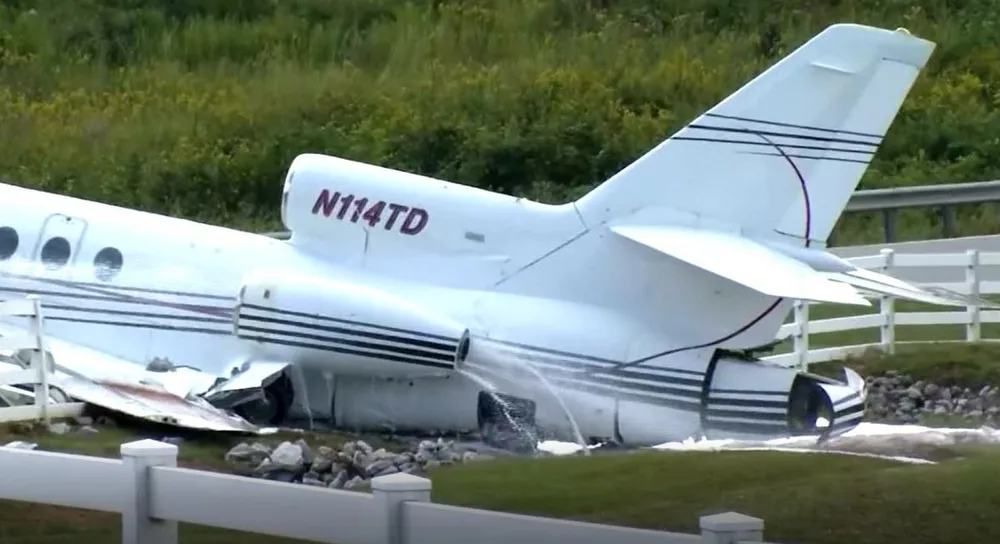 Nhiên liệu chảy tràn ra bên ngoài khi động cơ vẫn nổ. Ảnh: FOX CAROLINA