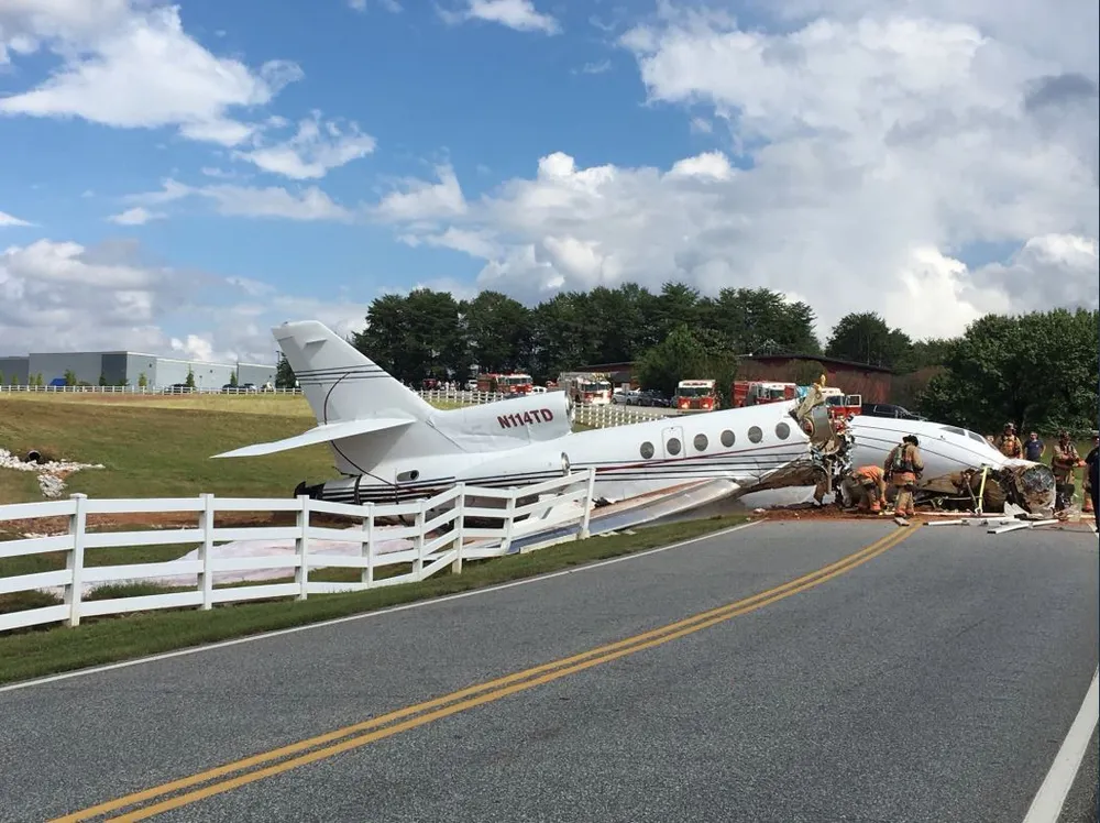 Cơ trưởng và cơ phó thiệt mạng, cặp vợ chồng đi trên máy bay bị thương. Ảnh: FOX CAROLINA
