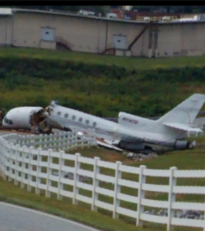 Chiếc máy bay gãy ngang phần đầu. Ảnh: TWITTER