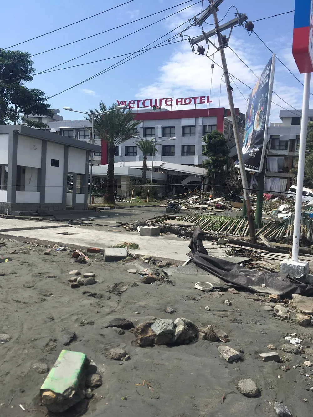 Khách sạn Mercure bị sập sau thảm họa. Ảnh: NG KOK CHOONG