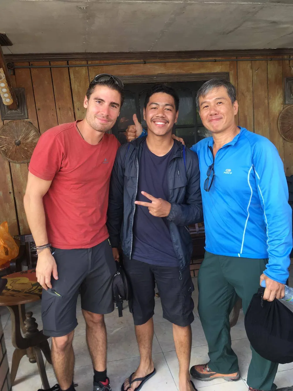 Hai ông Ng Kok Choong (phải), Francois (trái) và một thành viên tham gia cuộc thi dù lượn tên Green (giữa) hiện vẫn còn mất tích. Ảnh: NG KOK CHOONG