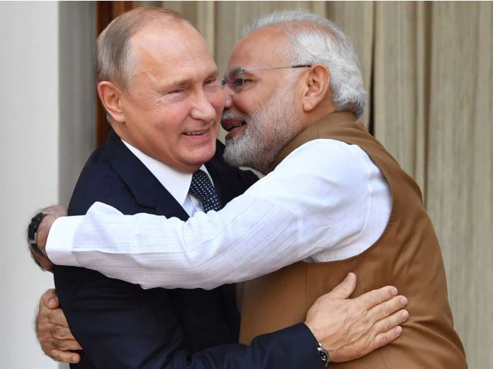 Thủ tướng Ấn Độ Narendra Modi (phải) và Tổng thống Nga Vladimir Putin (trái) gặp song phương ngày 5-10. Ảnh: TIMES OF INDIA
