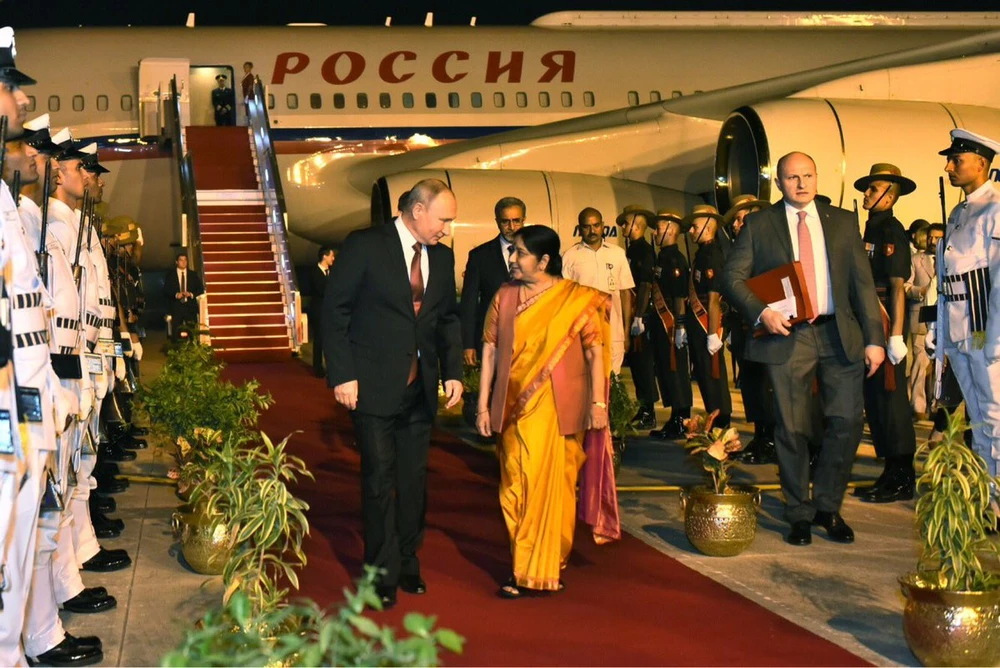 Tổng thống Nga Vladimir Putin (trái) được Ngoại trưởng Ấn Độ Sushma Swaraj đón tại sân bay tối 4-10. Ảnh: TWITTER