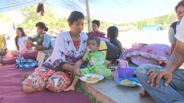 Người mẹ và cô con gái mới một tuổi đang đối mặt nguy cơ dịch bệnh rất cao. Ảnh: CBS NEWS