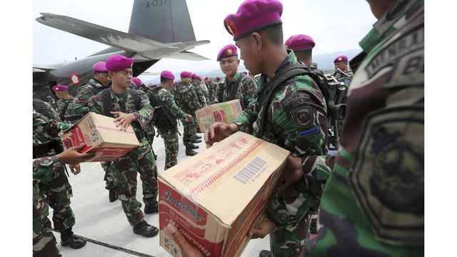 Hàng cứu trợ được dỡ xuống tại sân bay Palu. Ảnh: PA