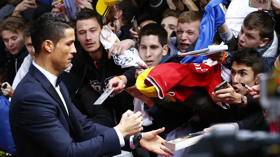 Rất nhiều người không chấp nhận chuyện xảy ra với Ronaldo. Ảnh: REUTERS