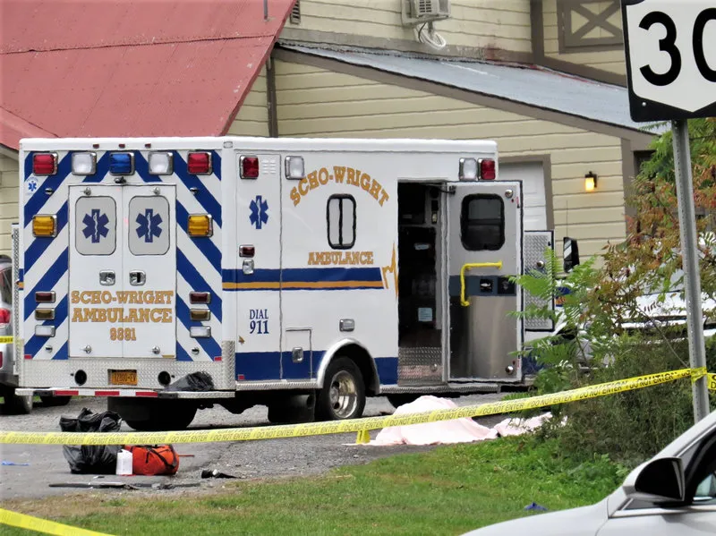 Xe cấp cứu tại hiện trường tai nạn. Đây là vụ tai nạn giao thông nghiêm trọng nhất ở Mỹ trong gần một thập niên qua. Ảnh: AP