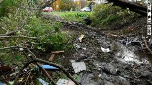 Hiện trường chiếc limousine gây tai nạn chết 20 người. Ảnh: CNN